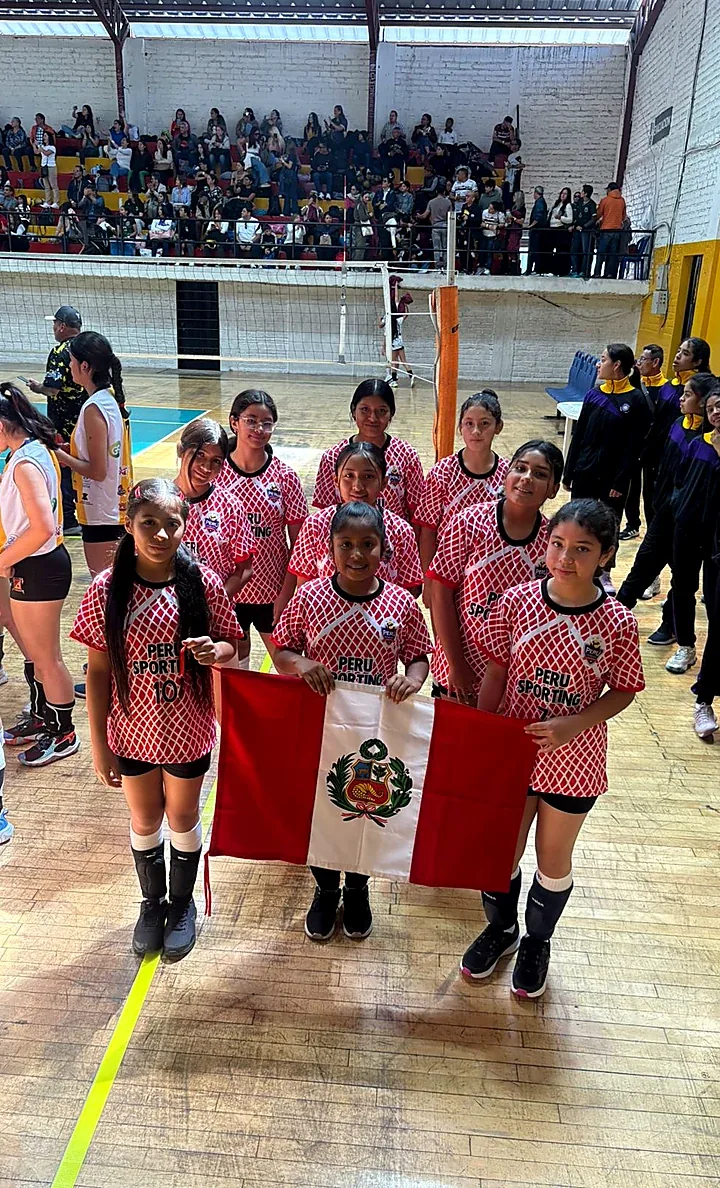 Entrenamiento de voleibol del Club Perú Sporting en Chiclayo